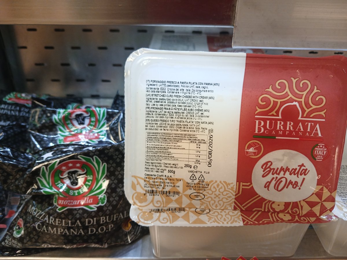 Mozazarella di BUFFALA AOP er BURRATA